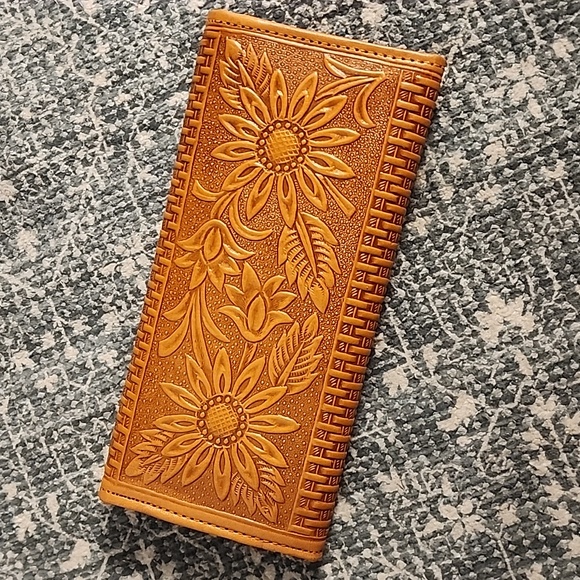 💥Sale!💥 Floral Leather Wallet - Picture 2 of 10
